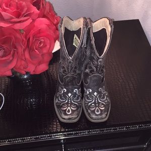 Girls cowboy boots.. Size 13.